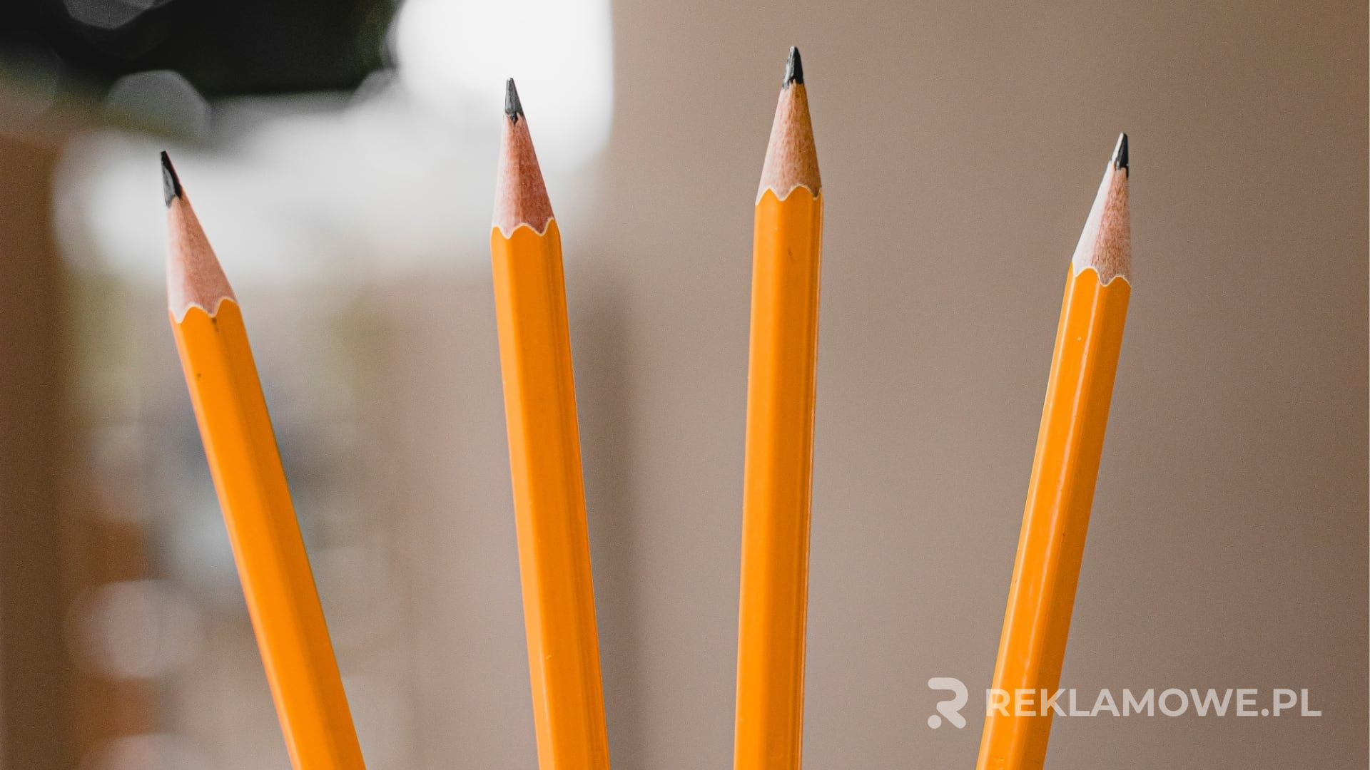Ołówki reklamowe jako ekologiczne narzędzie marketingowe Ekologiczne ołówki reklamowe na biurku