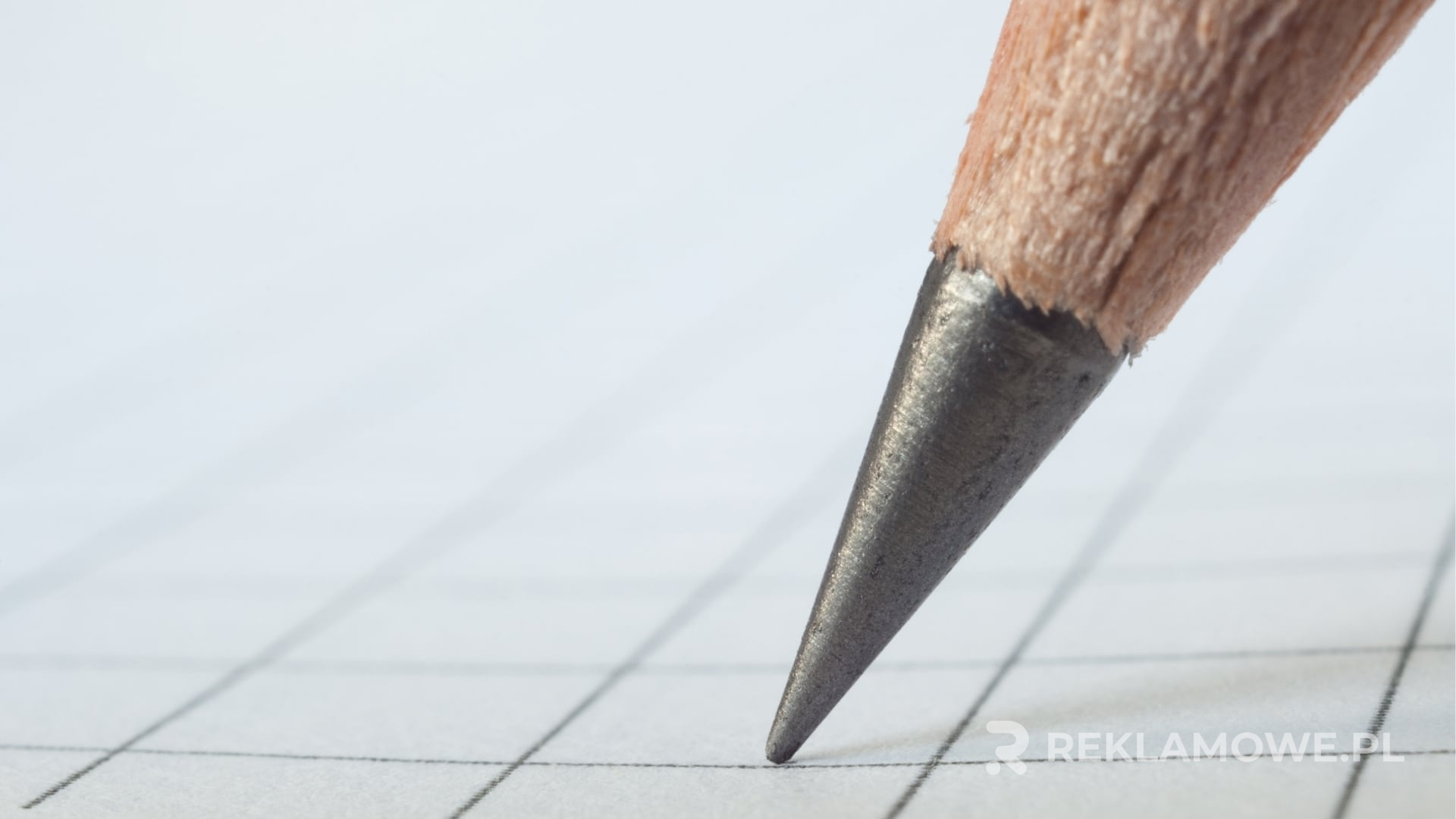 Wysokiej jakości ołówek reklamowy na biurku