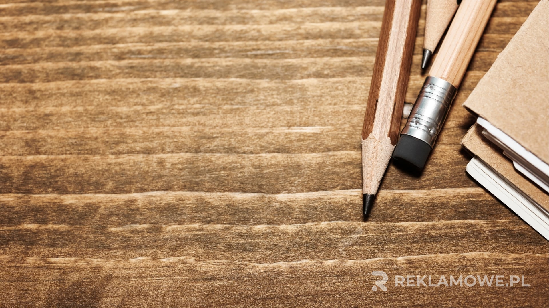 Ołówek reklamowy na biurku