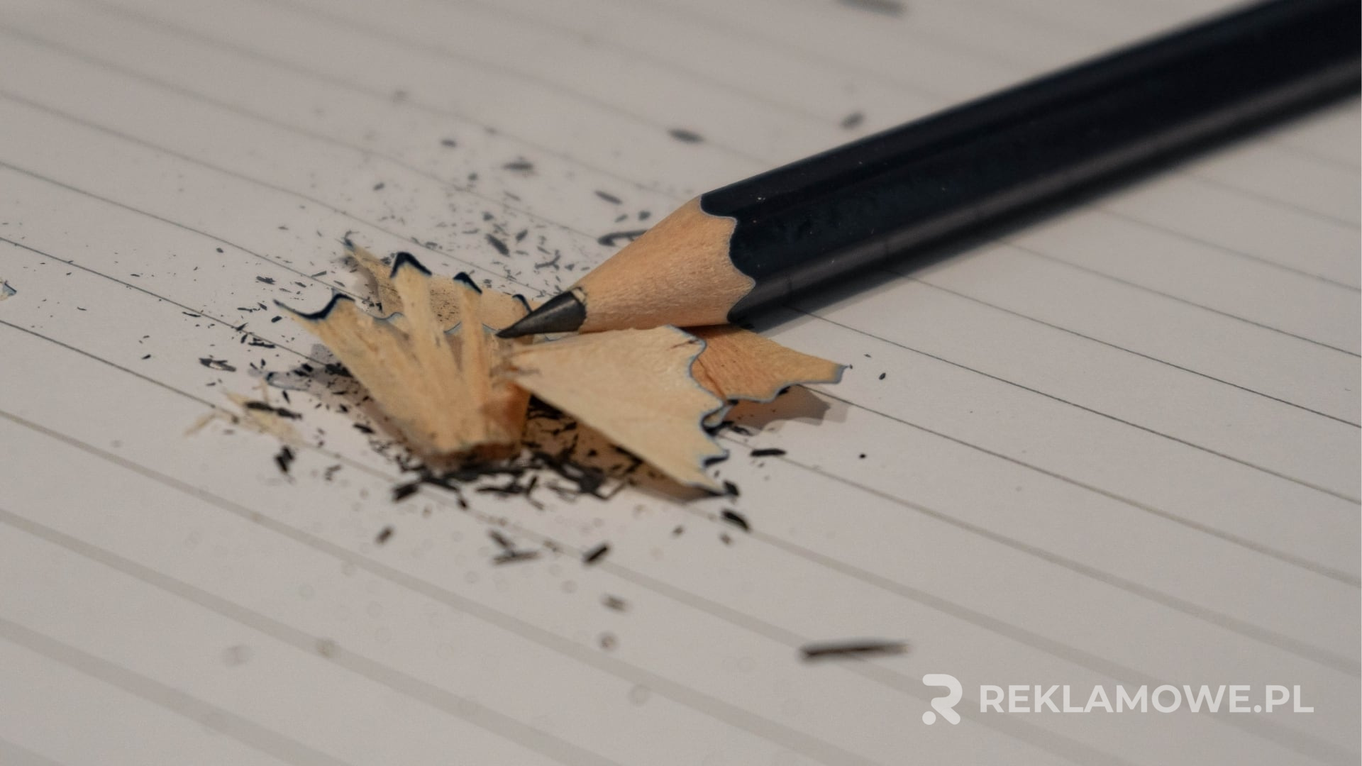 Jak mierzyć efektywność ołówków reklamowych Ołówki reklamowe na biurku