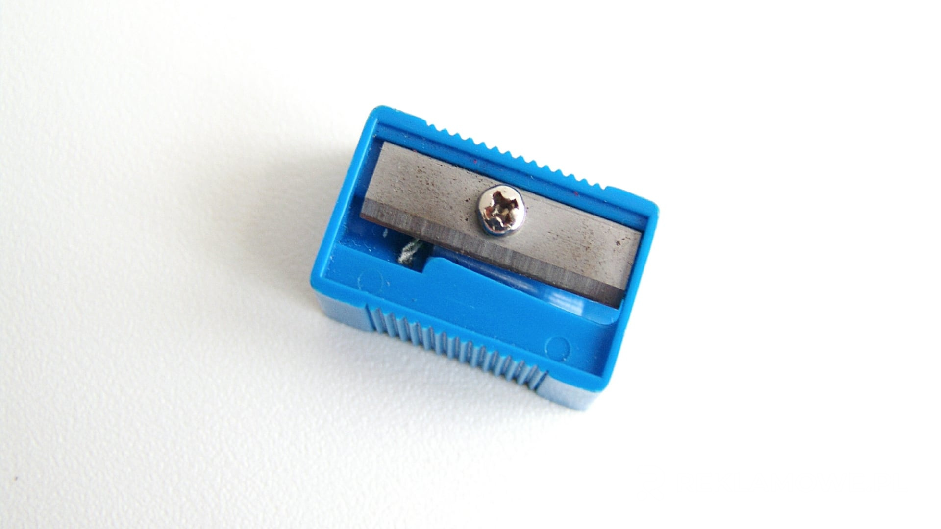 Różne ołówki reklamowe obok innych artykułów promocyjnych