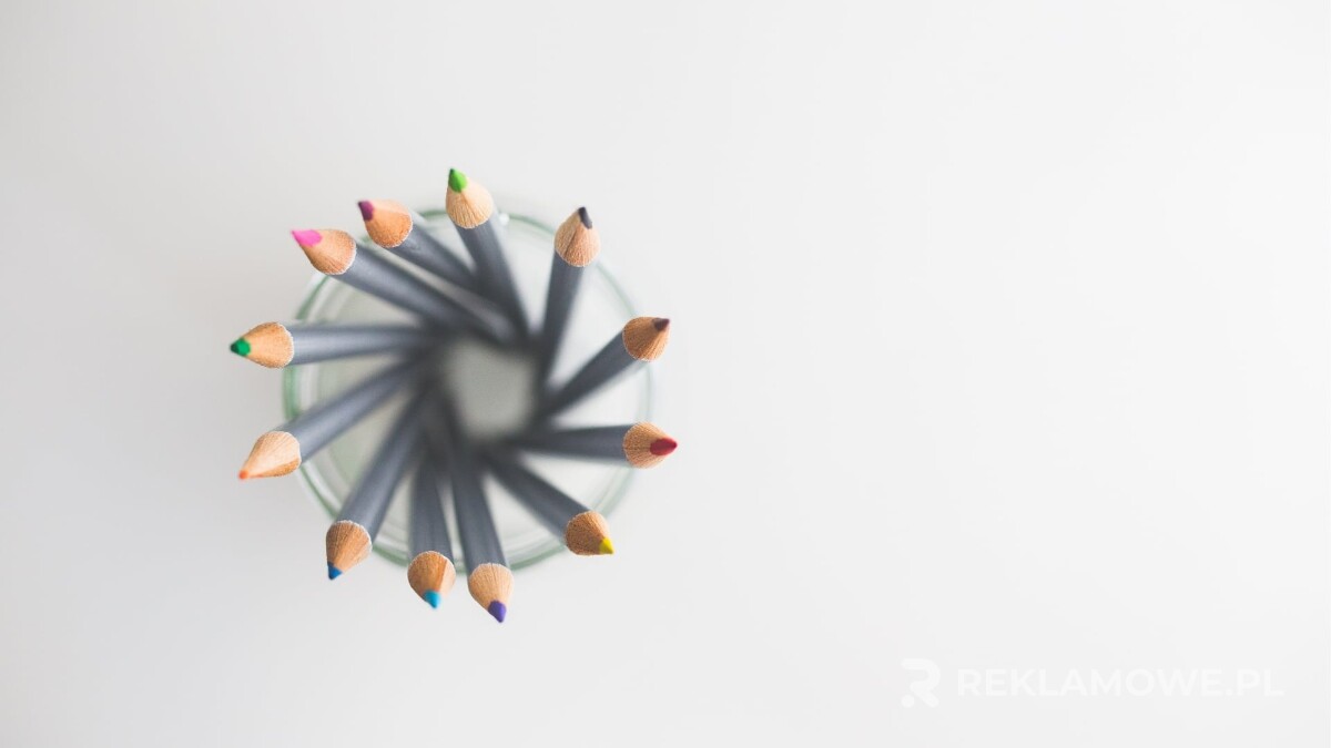 Jak ołówki reklamowe wpływają na lojalność klienta Ołówki reklamowe na biurku