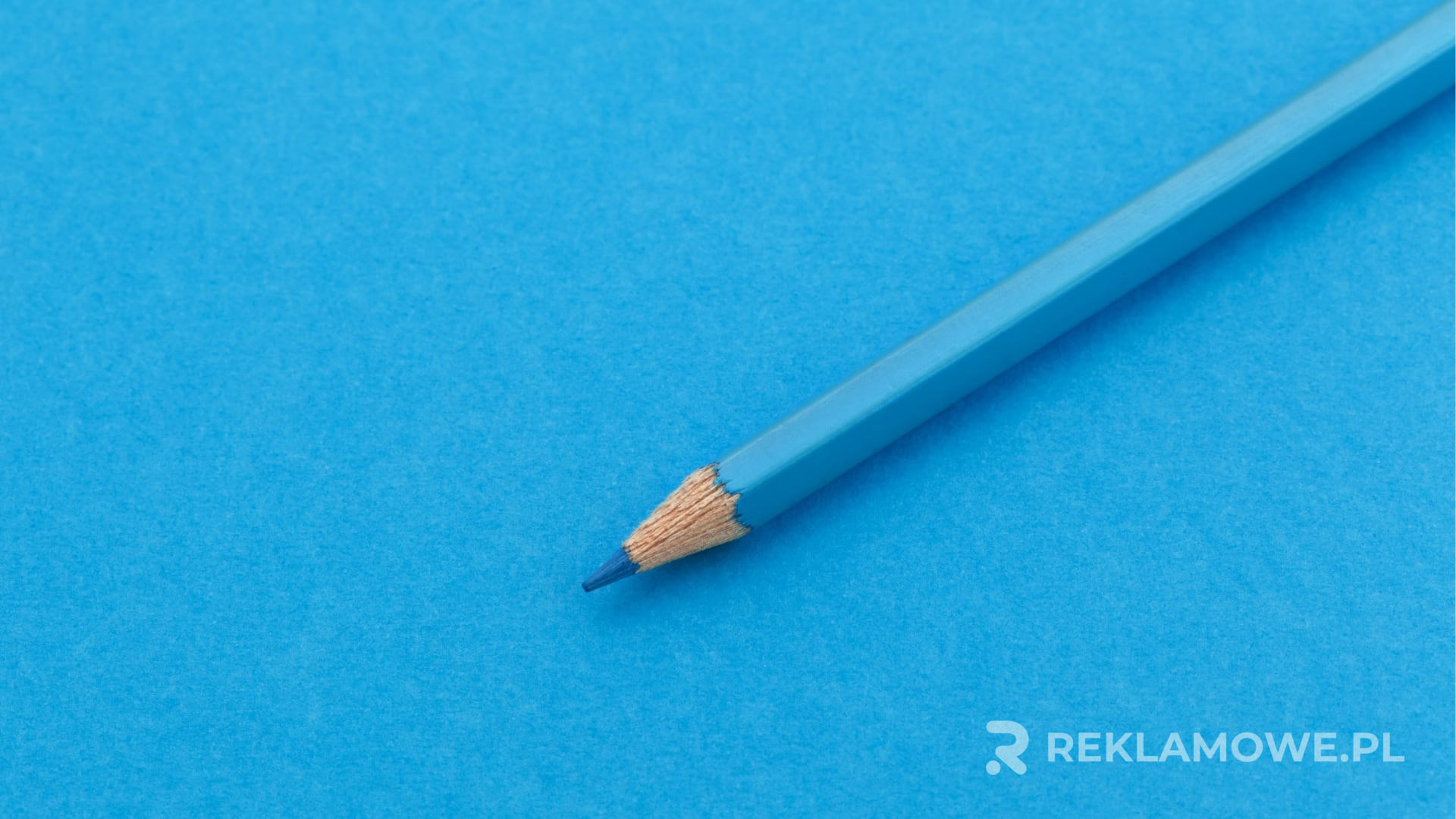 Kolorowe ołówki reklamowe na biurku