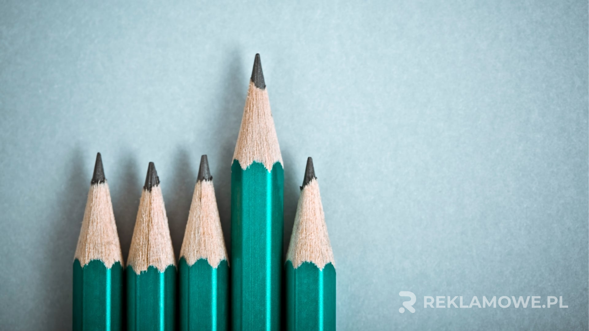 Ołówki reklamowe leżące na stole
