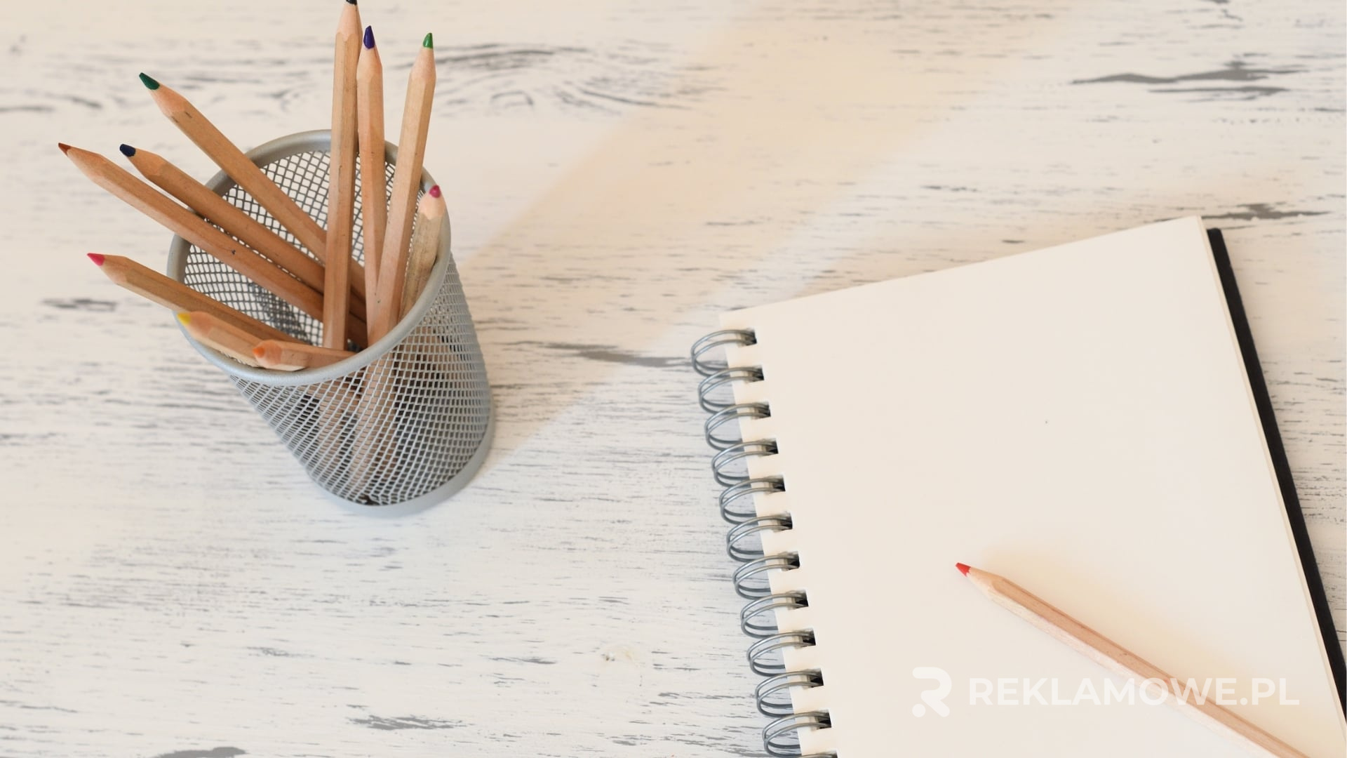 Ołówki reklamowe na stoisku targowym