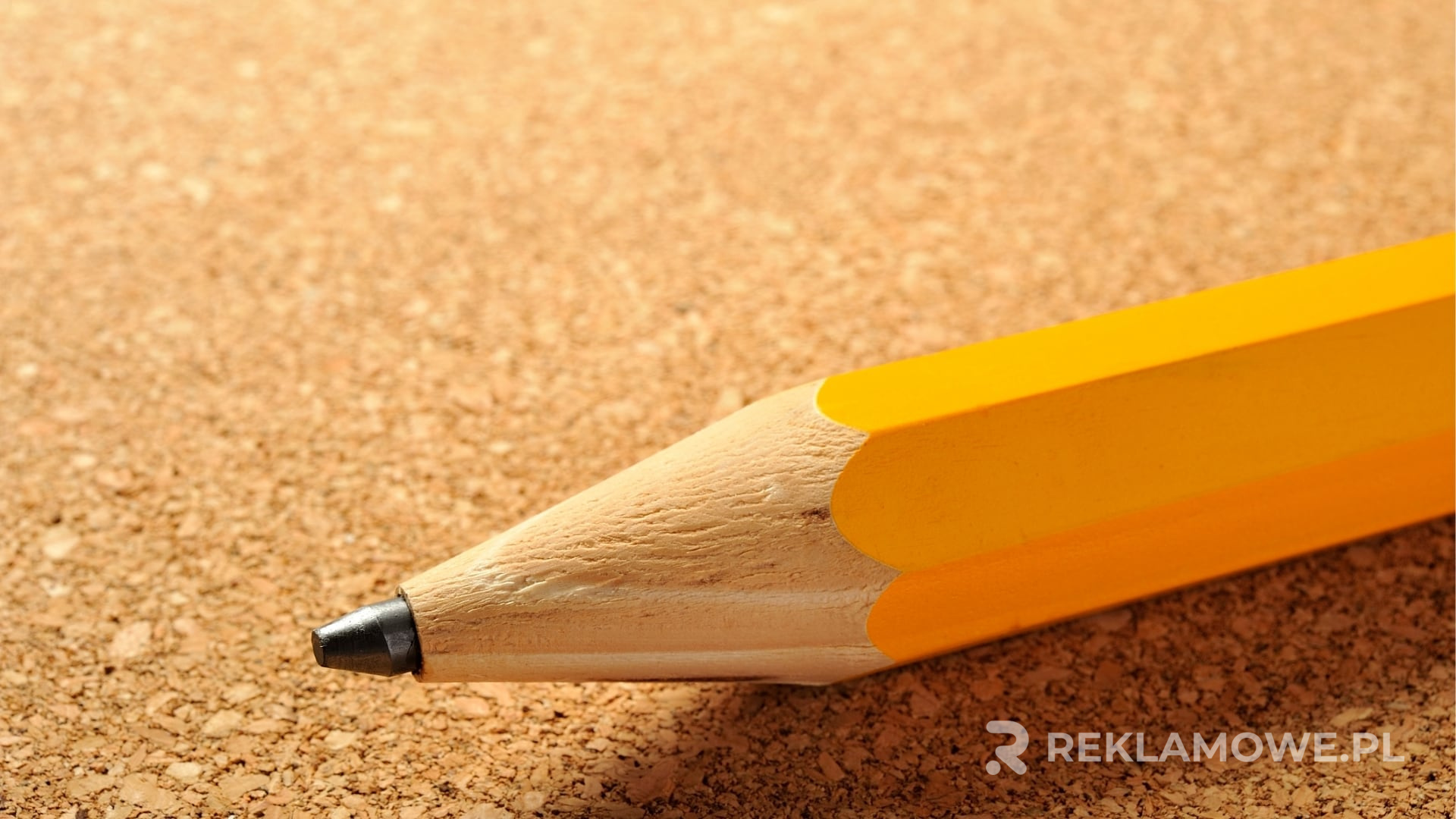 Ołówki reklamowe na biurku