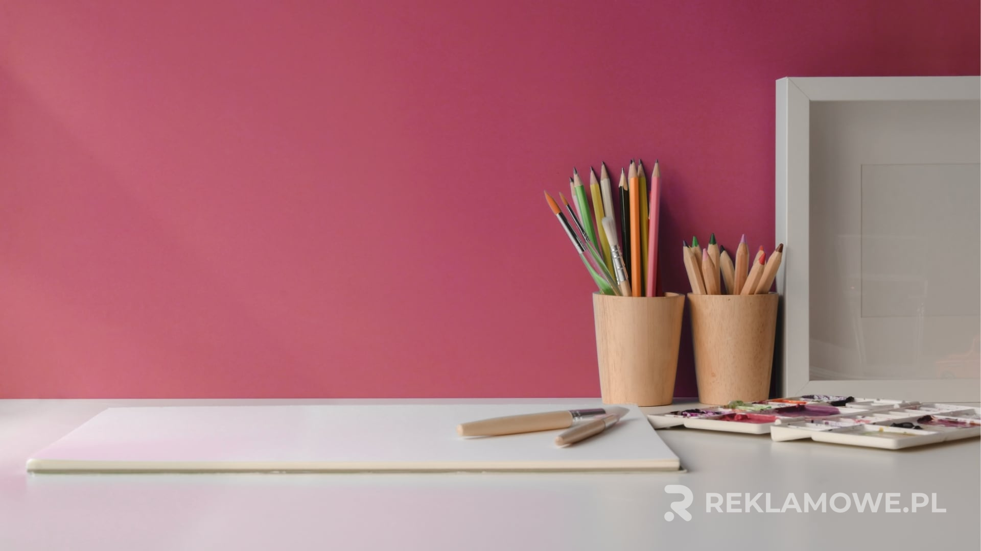 Ołówek reklamowy na stole