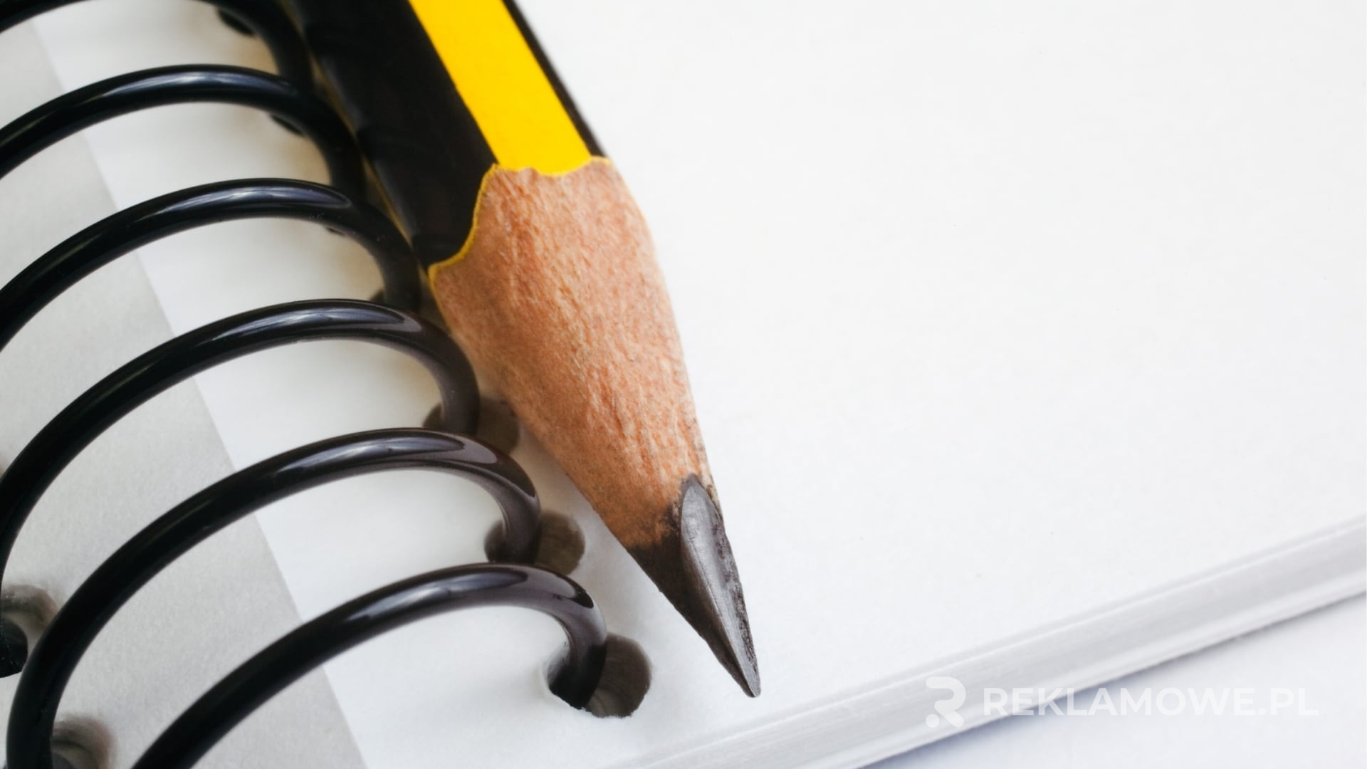 Ołówek reklamowy na biurku